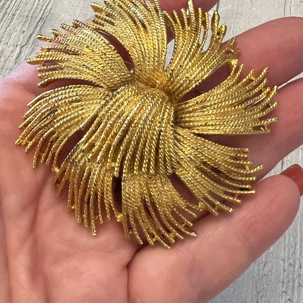 Vintage Monet Cordelia Gold Tone Metal Flower Pin‎ Brooch Sophisticated Elegant